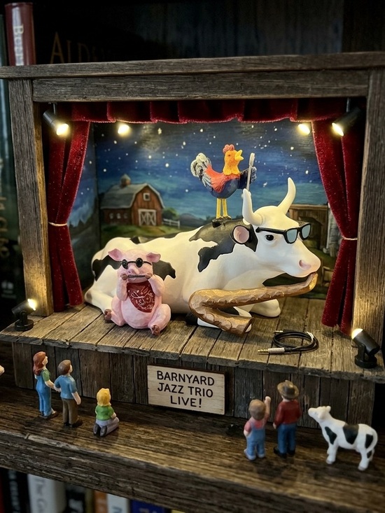 Cowparade holding corporation Other - CowParade "Mixed Plate Blues" figurine, model #9141 (retired) 2001